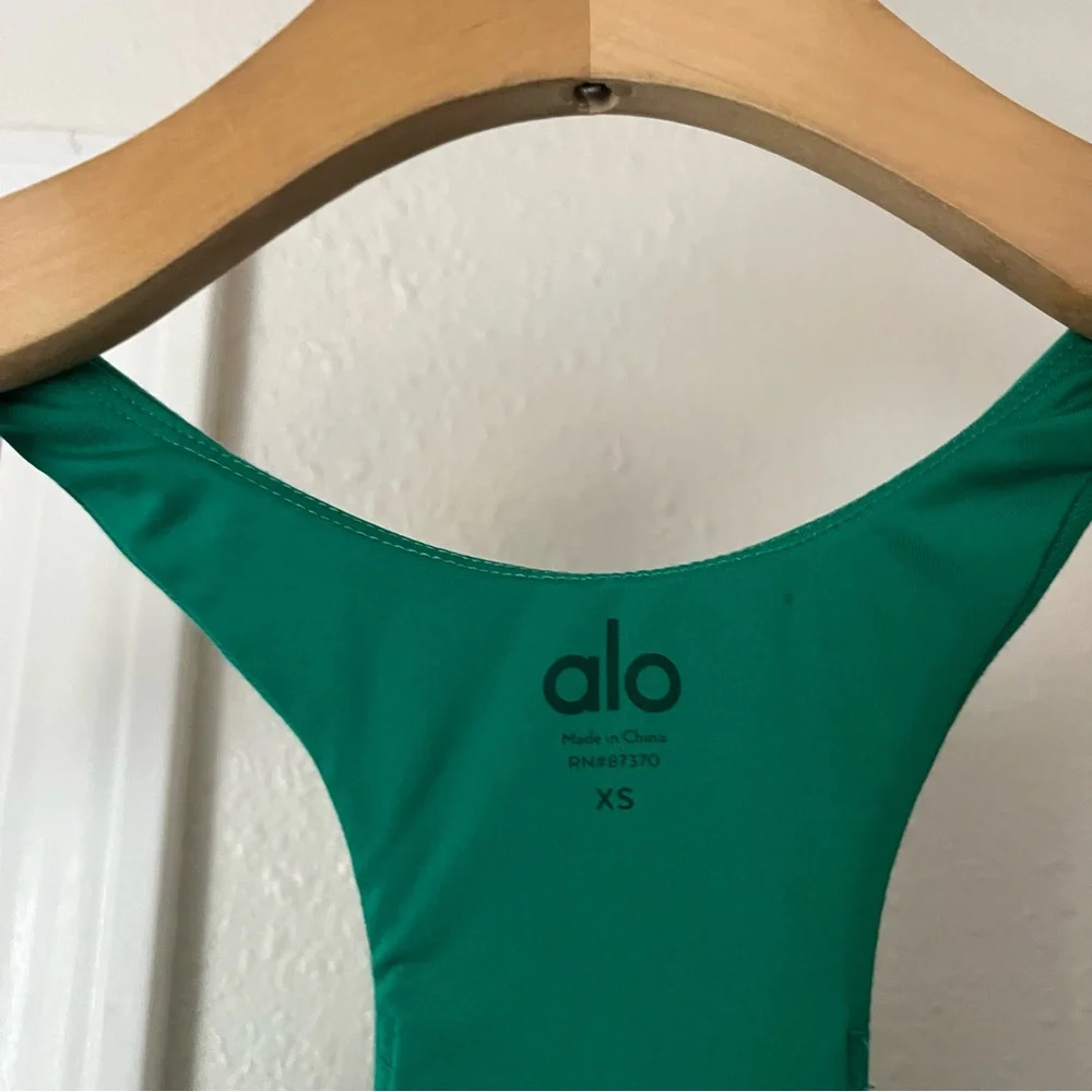 ALO Yoga green athletic knit scoop racer back cropped tank top - Picture 4 of 4